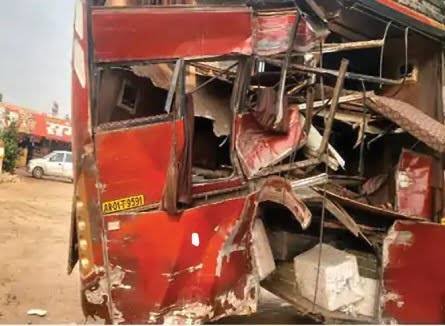Accident On Delhi Jaipur Highway: दिल्ली-जयपुर हाईवे पर बस-ट्रक की टक्कर:2 सवारियों की मौत, 3 गंभीर घायल…