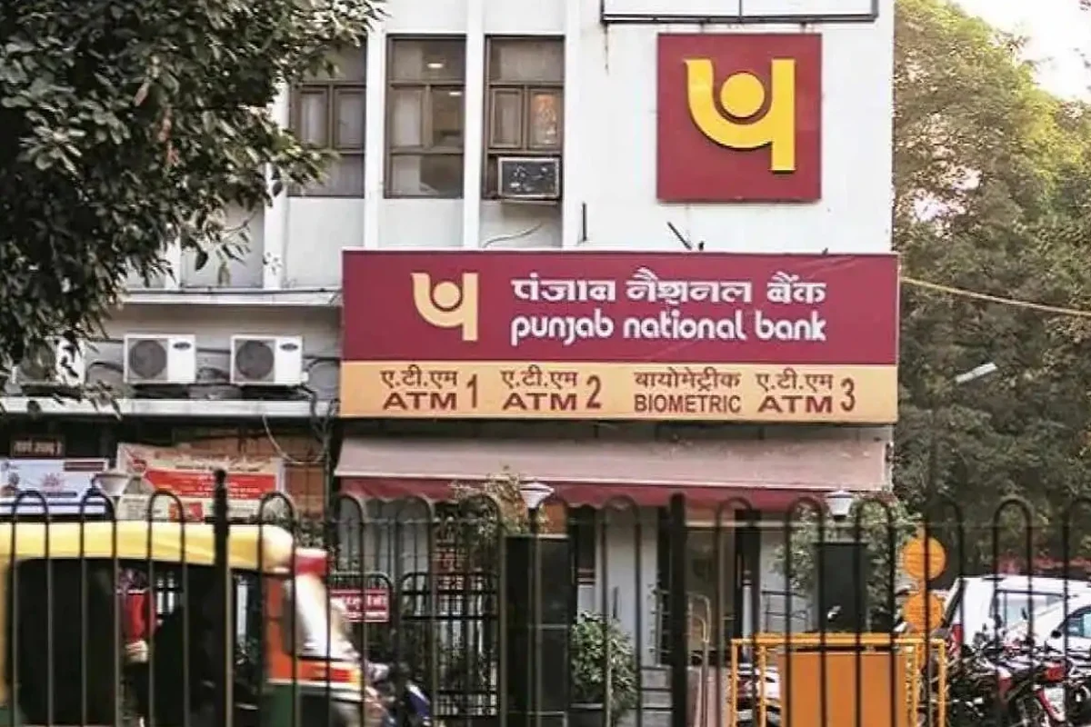 PNB के ग्राहकों के लिए खुश खबरी, ATM से पैसा निकालने के बदले नियम