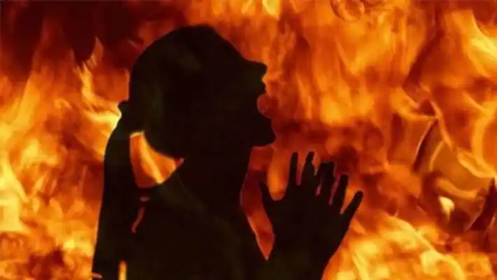 Girl On Fire: दुल्हन बनने से किया इंकार, तो पागल आशिक ने खुद को और लड़की को कर दिया आग के हवाले