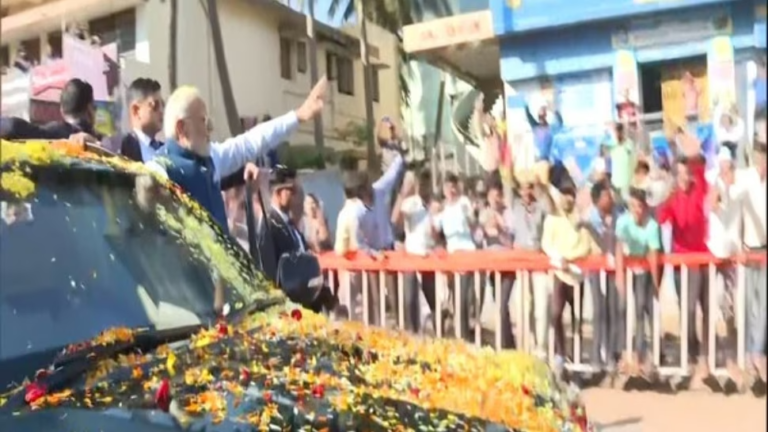 PM Narendra Modis Car: एक युवक फूलों की माला लिए पीएम नरेंद्र मोदी की कार के करीब पहुंच गया एसपीजी के जवान देखते रह गए 