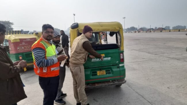 RTO के कर्मचारियों ने वाहनों पर रिफ्लेक्टिव टेप लगाकर लोगों को सडक़ सुरक्षा के प्रति किया जागरूक