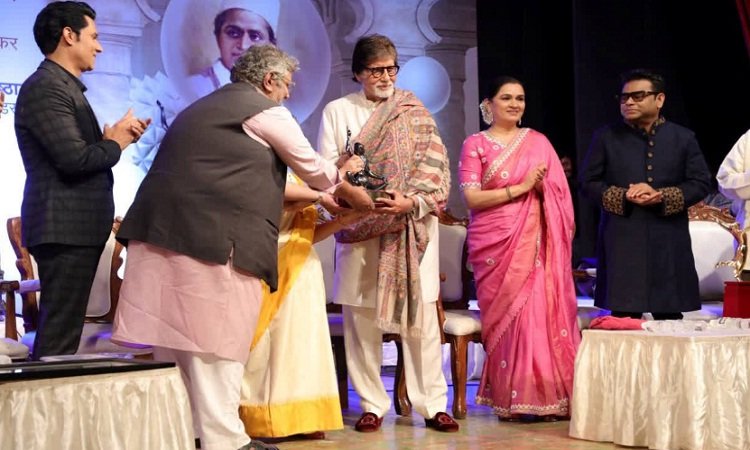 Amitabh Bachchan Received Award: अमिताभ बच्चन को उषा भोसले के हाथों मिला सम्मान ‘लता दीनानाथ मंगेशकर अवॉर्ड’,