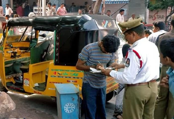 Auto Driver Without Uniform Fine: दिल्ली में बिना वर्दी मिले ऑटो ड्राइवर तो 10,000 रुपये लगेगा जुर्माना,लाइसेंस भी होगा कैंसिल