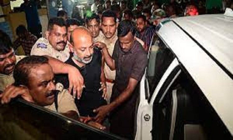 Bandi Sanjay Arrested: BJP अध्यक्ष बंदी संजय गिरफ्तार, कार्यकर्ताओं के हंगामा करने पर लाठीचार्ज