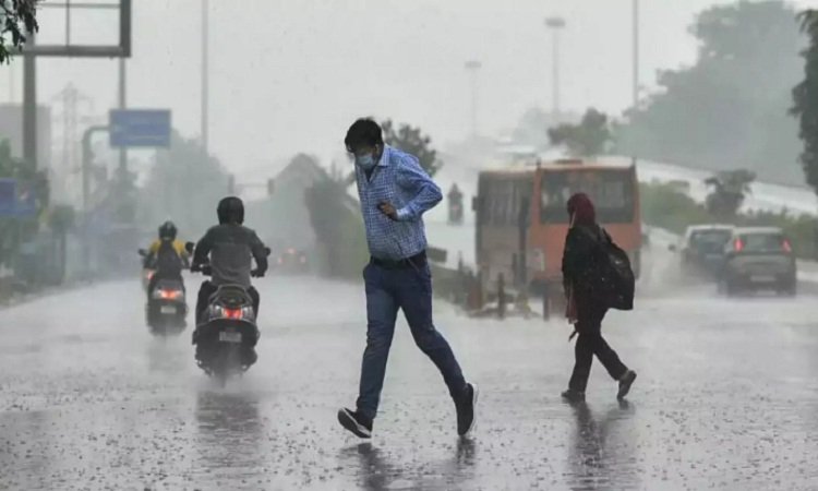 Delhi and Haryana Weather Update: दिल्ली और हरियाणा में मौसम ने एक बार फिर ली करवट, कमजोर पड़ा रहा मानसून फिर सक्रिय