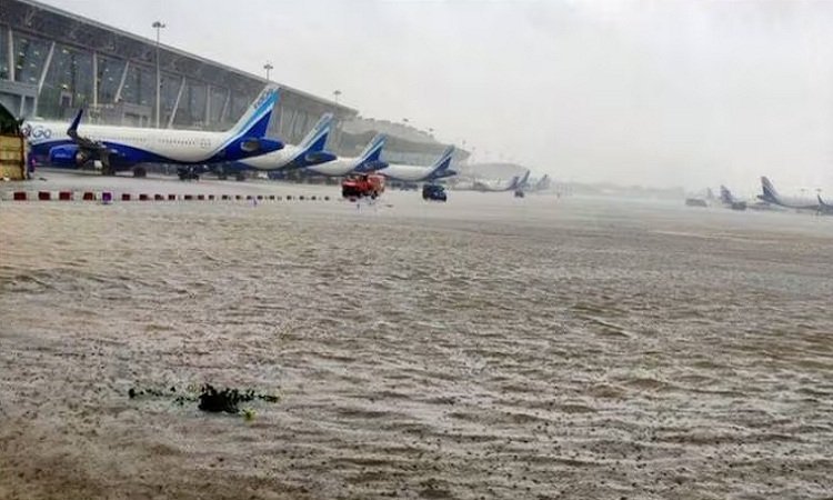 Heavy Rain In Chennai: मिचौंग तूफान का कहर जारी, चेन्नई में भयंकर बारिश से सैंकड़ों ट्रेनें और फ्लाइट्स हुईं कैंसिल