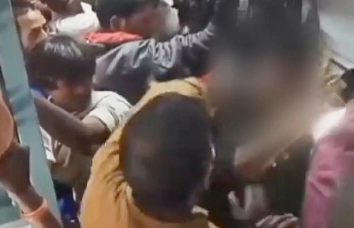 Laborers Beaten: दक्षिण भारत में शर्मनाक हरकत! हिंदी भाषी मजदूरों को तमिल भाषा न बोल पाने पर पीटा Video Viral