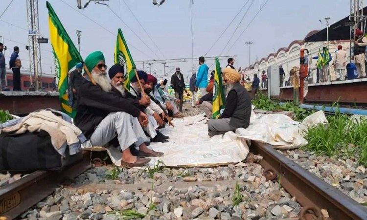 Farmers Rail Roko Andolan: पंजाब-हरियाणा के शंभू बॉर्डर पर रेलवे ट्रैक किया जाम, 36 ट्रेनें प्रभावित, प्रदर्शनकारी बोले गिरफ्तार किसान नेताओं को रिहा करो