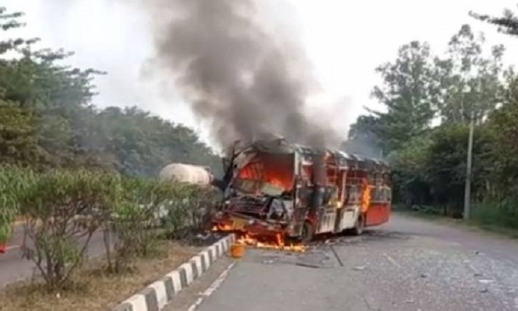 Bus On Fire: महाराष्ट्र में मोटरसाइकिल सवार अज्ञात व्यक्तियों ने बस में लगाई आग, बस में सवार सभी यात्री सुरक्षित