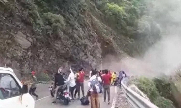 Landslide in Chamoli: भूस्खलन में बह गया बद्रीनाथ जाने वाले नेशनल हाईवे का हिस्सा, कई पर्यटक फंसे, ऑरेंज अलर्ट जारी