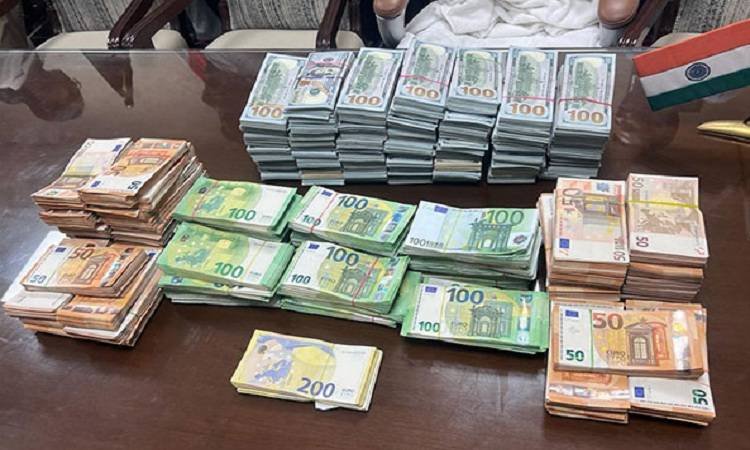 Foreign Currency Recovered: IGI हवाई अड्डे पर विदेशी मुद्रा की अब तक की सबसे बड़ी की खेप बरामद, 3 विदेशी गिरफ्तार, करंसी देख कस्टम अधिकारी भी हैरान
