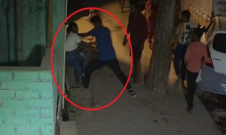 Minor Girl Murder: आरोपी सरेआम करता रहा लड़की पर चाकू से वार, वीडियो बनाते रहे आस पास के लोग