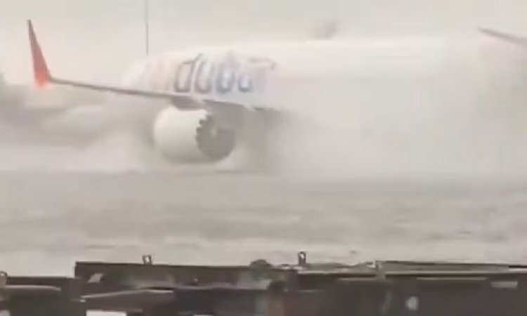 Dubai Airport Flood: भारी बारिश के कारण दुबई एयरपोर्ट में भी जलभराव, एयर इंडिया-इंडिगो ने रद्द की उड़ानें, जानें कैसे हैं हालात