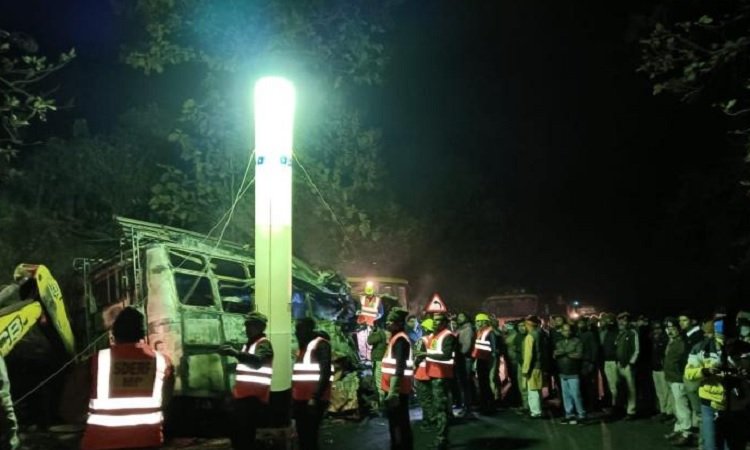 Guna Bus Accident: गुना में दिल दहला देने वाला हादसा, तेज रफ्तार डंपर से आमने-सामने टकराई बस, 13 लोग जिंदा जले