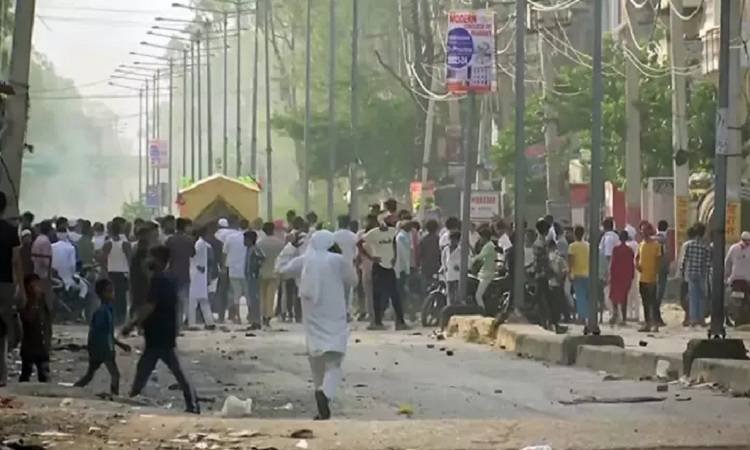 Haryana Violence: मेवात में फैली हिंसा की आग में झुलसा गुरुग्राम, भारी मात्रा में पुलिस फोर्स तैनात, यूपी से राजस्थान तक अलर्ट जारी