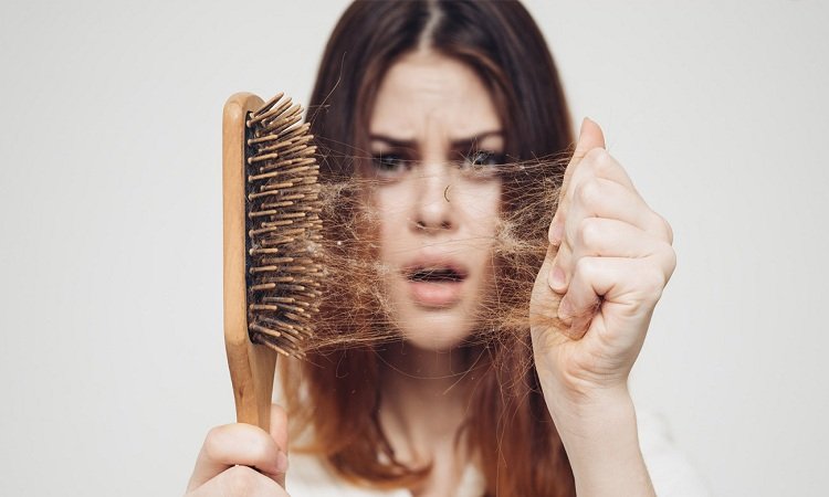 Make Hair Long and Thick: अगर आप भी है बालों के झड़ने से परेशान तो अपनाएं ये घरेलु उपाय
