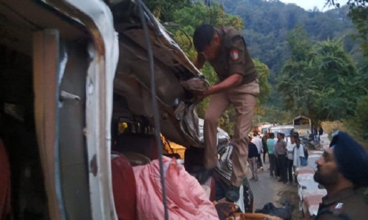 Tourist Traveler Accident: उत्तराखंड के नैनीताल में सड़क हादसा, HCL कंपनी में कार्यरत 2 युवतियों की मौत, 20 घायल