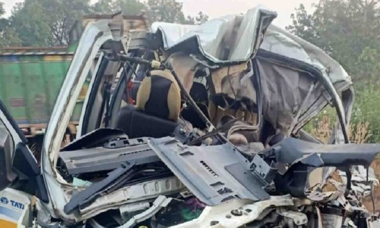 Odisha Road Accident: ओडिशा में भीषण सड़क हादसा, ट्रक से जा टकराई वैन, 8 लोगों की मौत और 7 लोग गंभीर रूप से घायल
