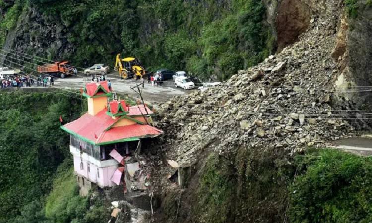 Landslide In Himachal Pradesh: हिमाचल प्रदेश के शिमला में लैंडस्लाइड, चपेट में आए कई मकान और दुकानें, 21 लोगों की मौत