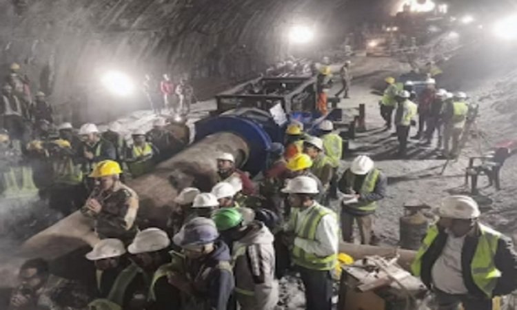 Rescue Workers in Tunnel: चारधाम यात्रा मार्ग पर बन रही सुरंग में फंसे श्रमिकों को बाहर निकालने की लगातार कोशिश जारी, ऑगर मशीन हुई खराब