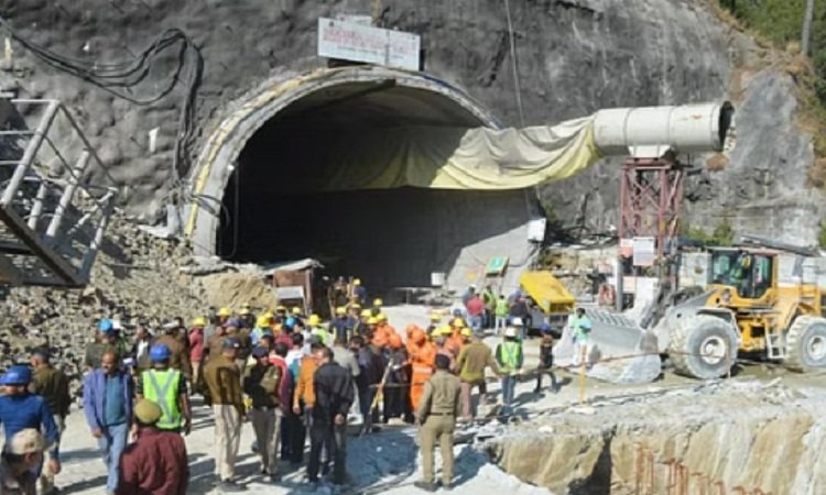Uttarkashi Tunnel Collapse: उत्तराखंड के उत्तरकाशी जिले में ढही सुरंग, मजदूरों के रेस्क्यू के लिए लगाई गई अमेरिकन ऑगर मशीन, जानिए क्या है पूरा मामला
